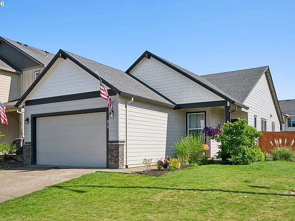 2nd image of 812 NE Trillium Dr