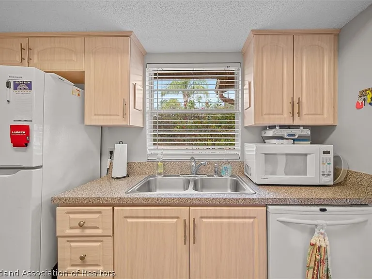 5005 Granada Blvd — Photo 7