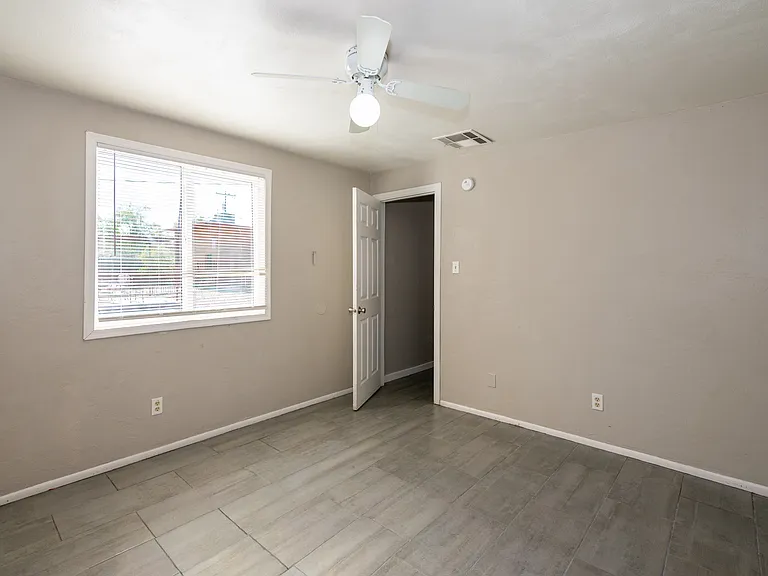 810 E Linden St — Photo 6