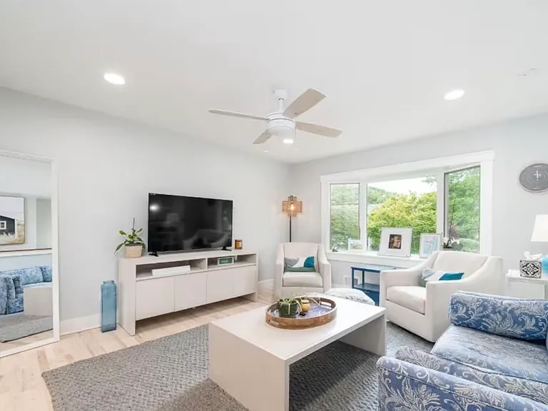 1227 Gardens Ave — Photo 1