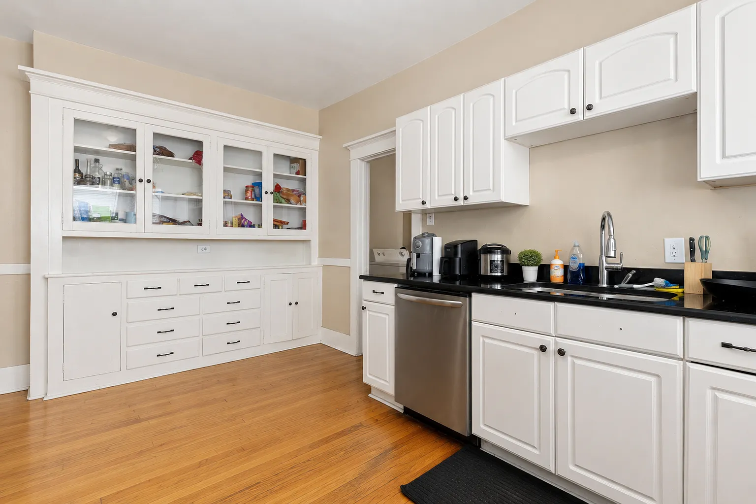 4 bed, 2327 sqft, $3,195 — Photo 4