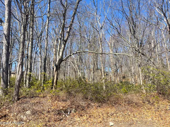212 Comstock Dr, Hawley, PA 18428