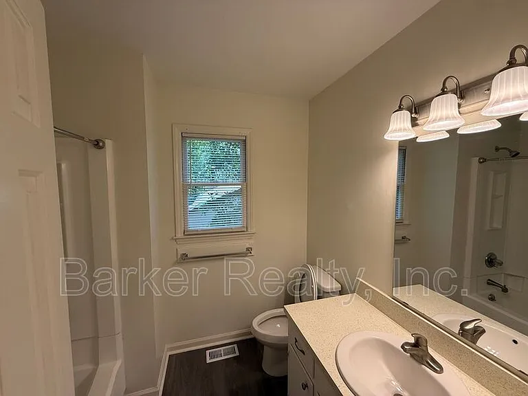 1506 Macdonald Ave — Photo 5