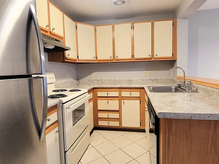 12 Block Ave #52 — Photo 6
