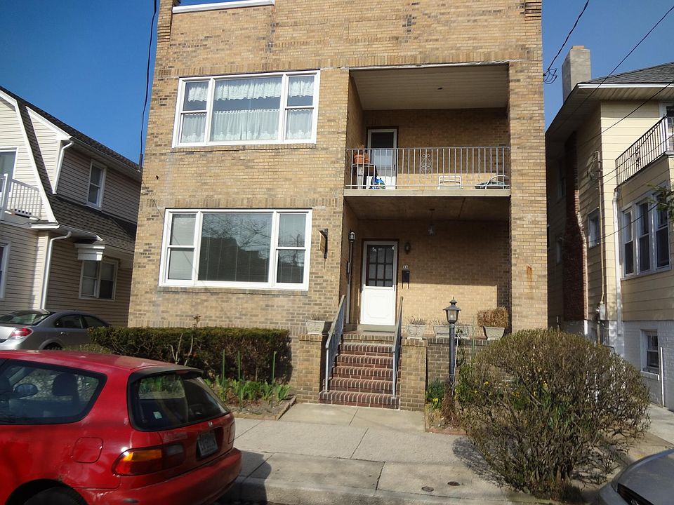 First floor duplex, 7 steps up from sidewalk to porch