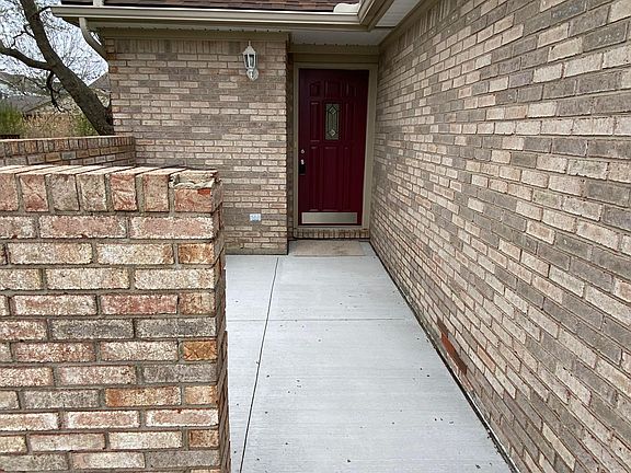 PRIVATE ENTRYWAY
