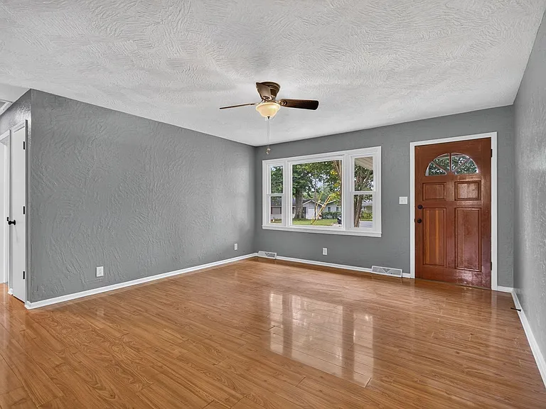 2724 N Franklin Ave — Photo 4