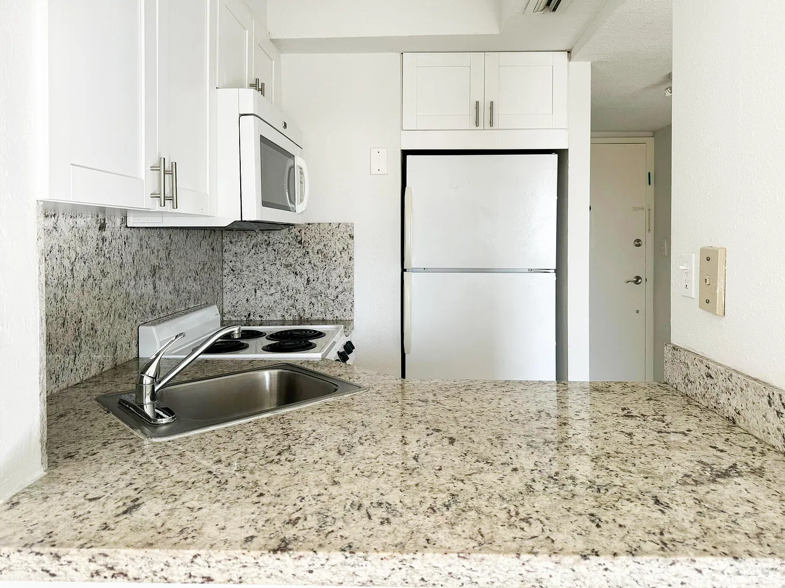 Studio, 1.0 bath, 440 sqft, $1,800 — Photo 4