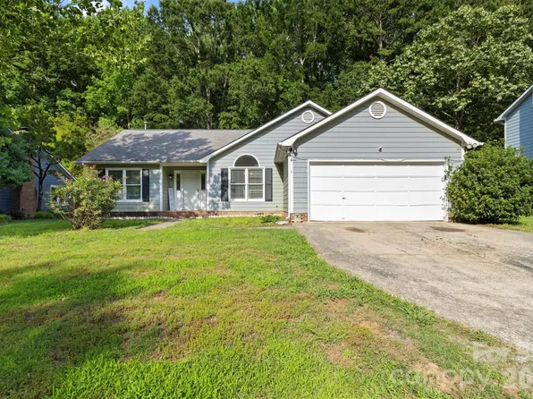 8704 Hornwood Ct, Charlotte, NC 28215