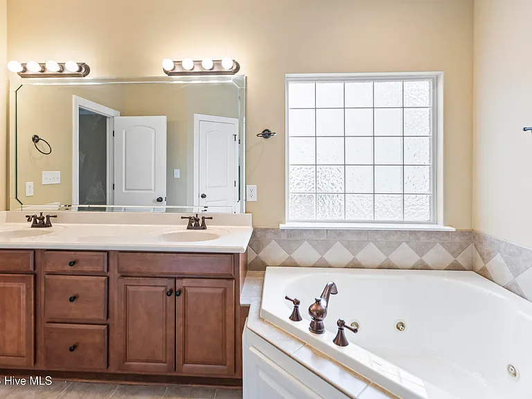 1624 Brook Hollow Dr #B — Photo 16