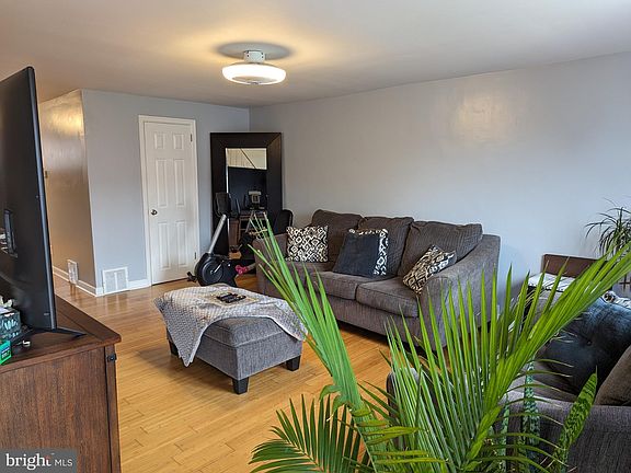 4th image of 2147 Devereaux Ave