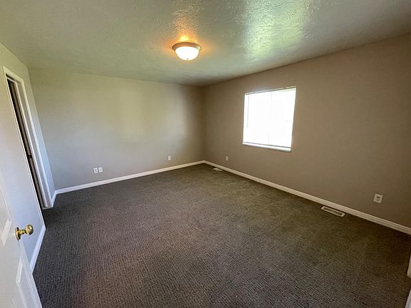 4th image of 3001 N Lilac Cir