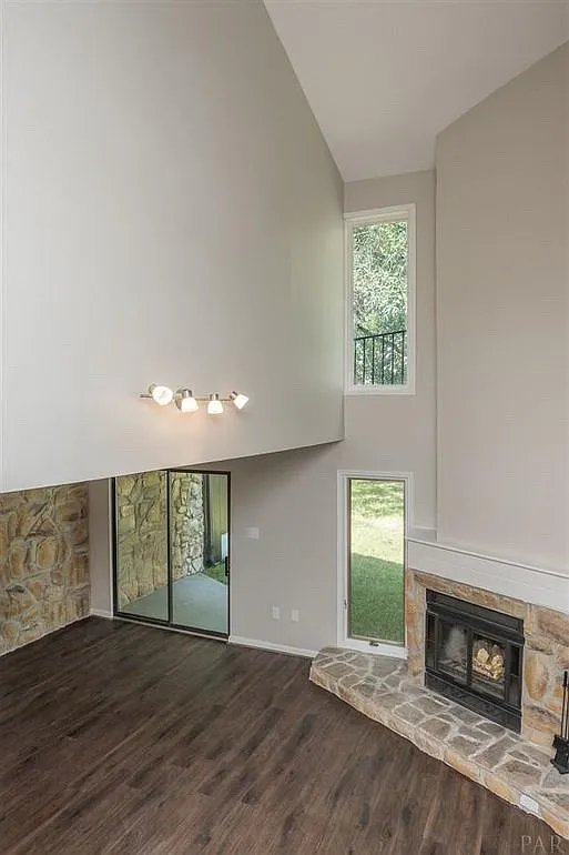 3 bed, 1557 sqft, $1,900 — Photo 3