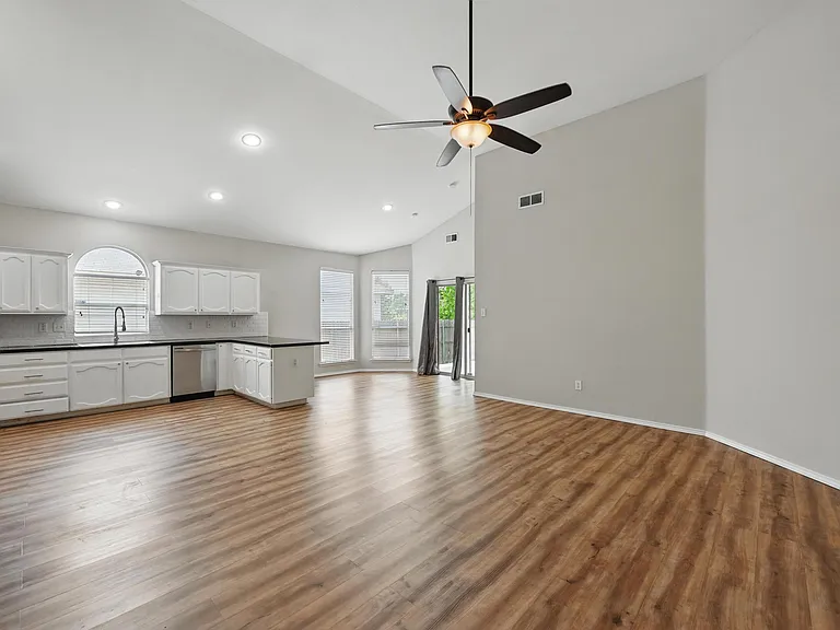 7464 Maroon Dr — Photo 3