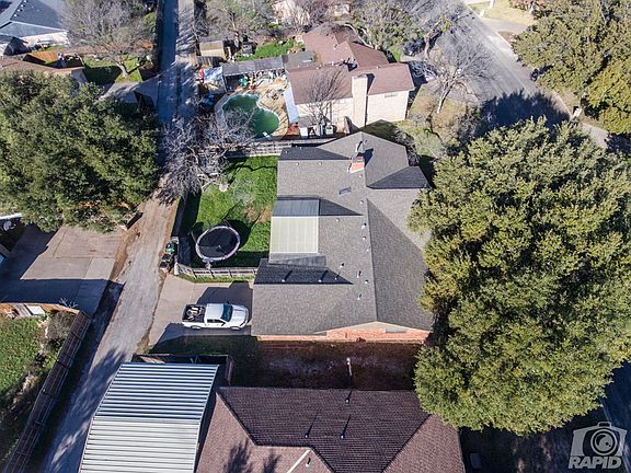 3rd image of 2901 Alta Vista Ln