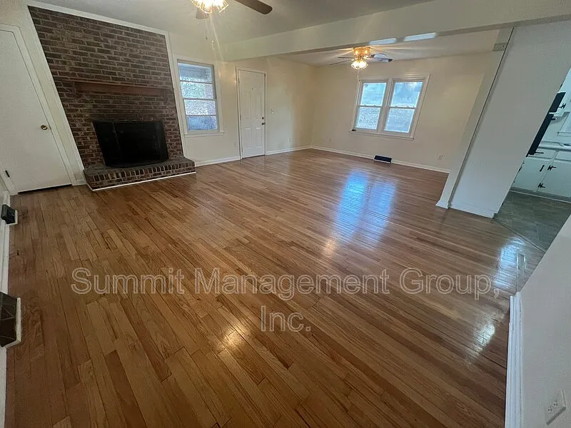 3 bed, 1.0 bath, $1,525 — Photo 2