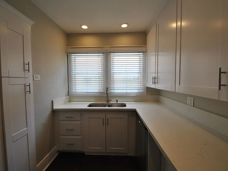 312 Temple Ave #D — Photo 14