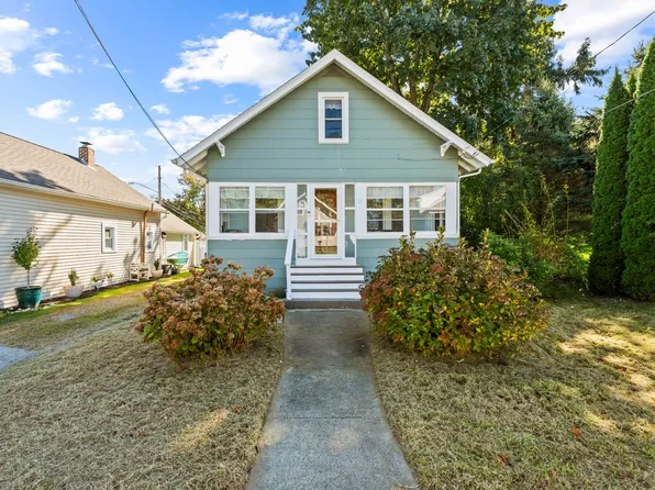 21 Uncas Avenue, Waterford, CT 06375