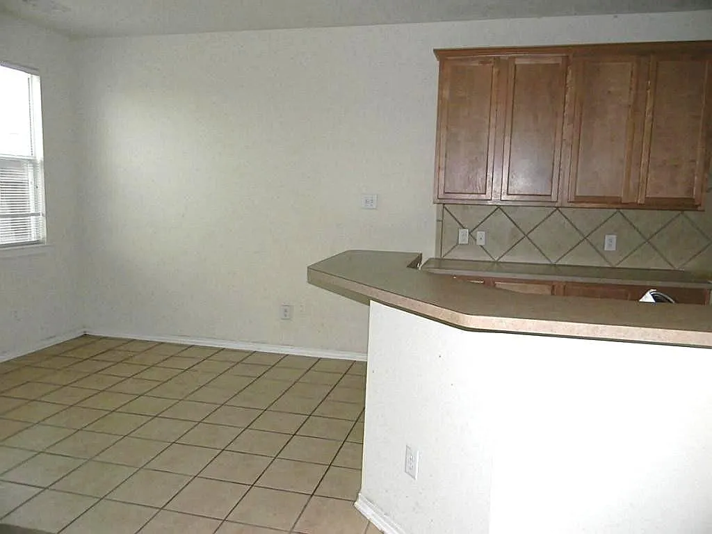 3 bed, 2.5 bath, 1739 sqft, $1,675 — Photo 3