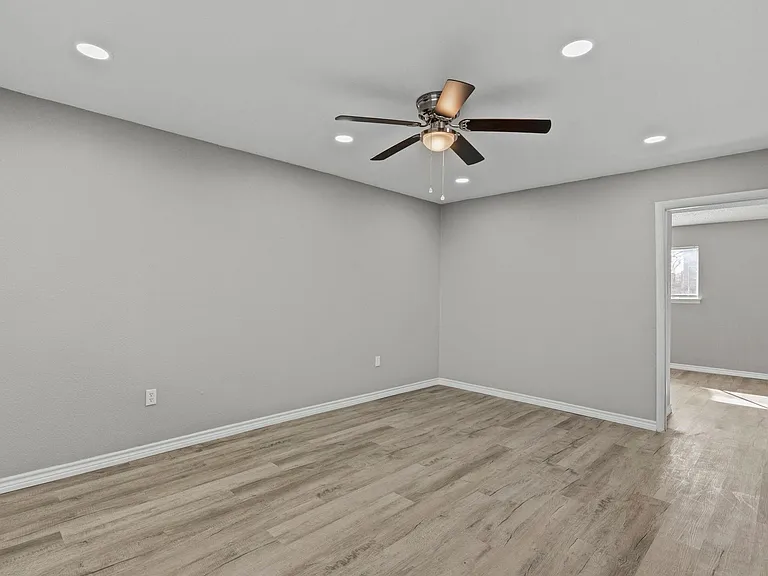 911 Avenue K #11 — Photo 10
