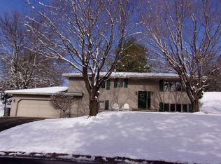 9119 Neill Lake Rd, Eden Prairie, MN 55347