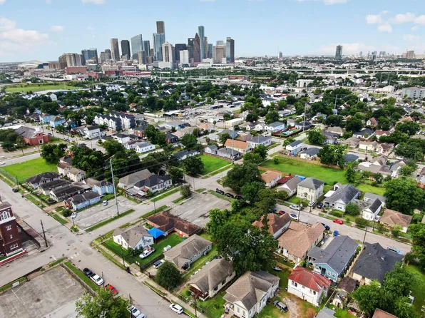 2006 Common St, Houston, TX 77009