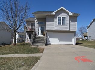 706 Randall Dr, Solon, IA 52333