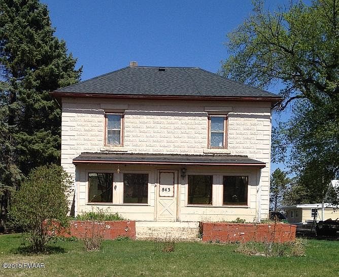 843 Center St, Enderlin, ND 58027 Zillow