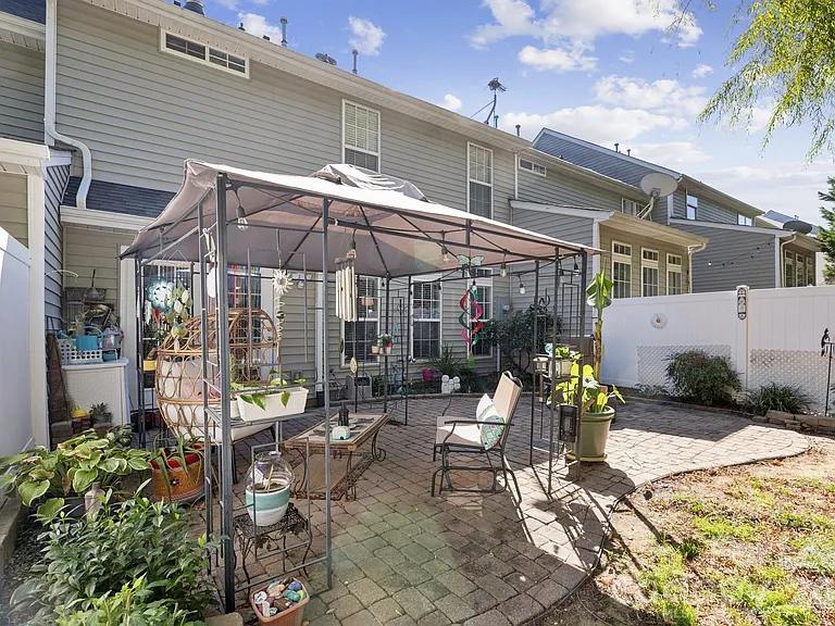 6037 Queens Walk Ct — Photo 35