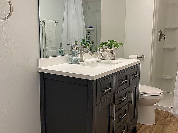 Full bathroom 1