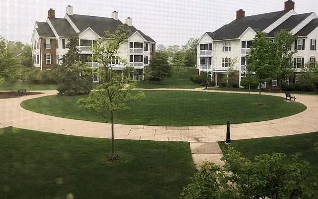 3 bed, 2.0 bath, 1385 sqft, $2,100 — Photo 3