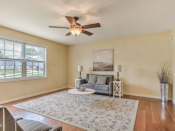 3rd image of 210 Falcon View Dr