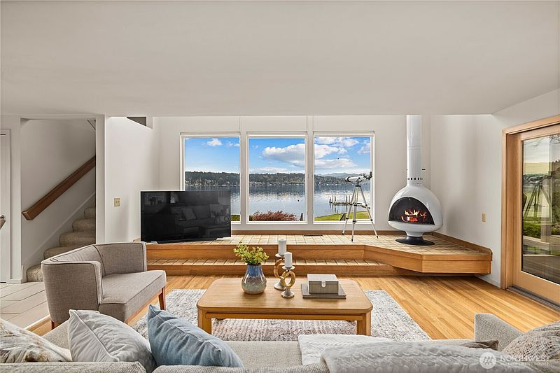 4th image of 3418 W Lake Sammamish Parkway SE