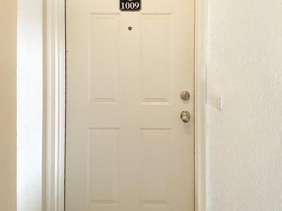 2nd image of 1009 E Summerfield Glen Cir