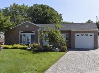116 Kenwood Dr, Bohemia, NY 11716