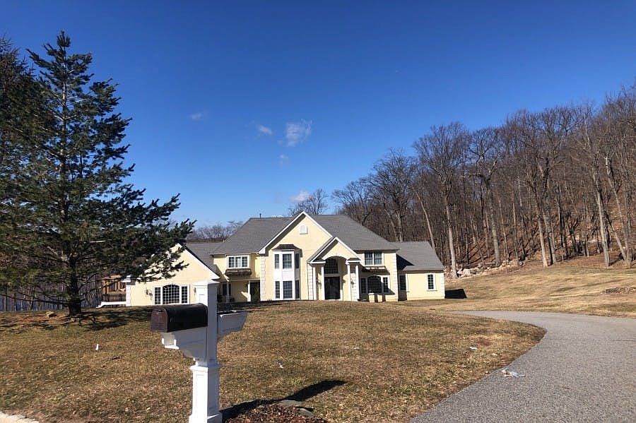 1st image of 10 Andrew Ln