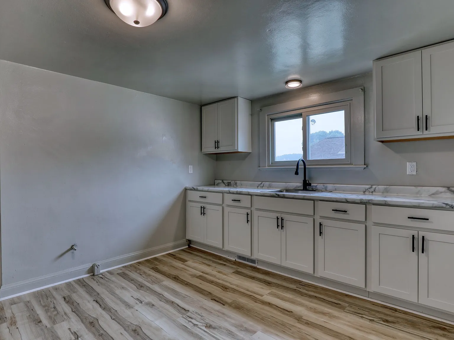 3 bed, 1100 sqft, $1,650 — Photo 1