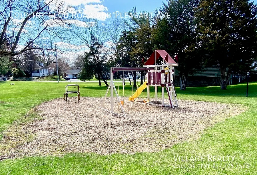 End unit! Quiet 2-bed apartment with on-site laundry & playground! Red Lion Schools! — Photo 4