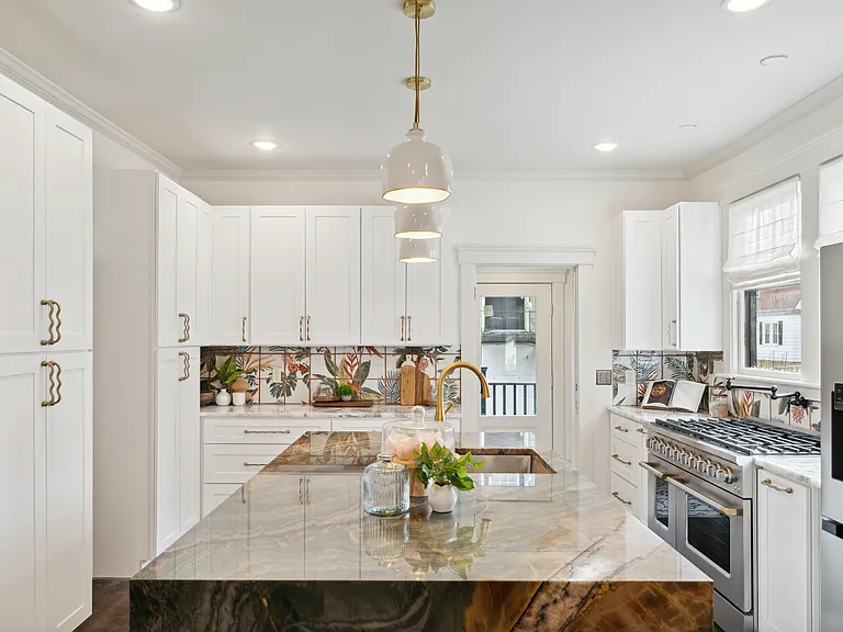 301 Washington Ave — Photo 2