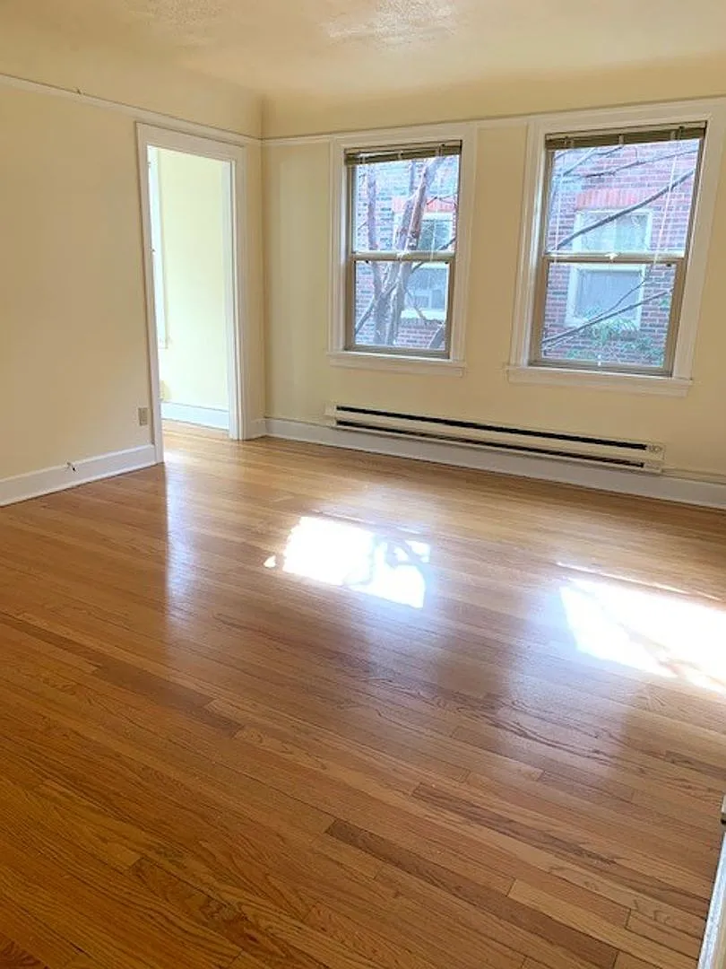 West Coast Arms Apartments — Photo 4