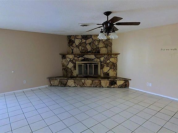 2nd image of 915 E Bell Pl