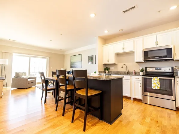 1 Francis Dr APT 202, Andover, MA 01810