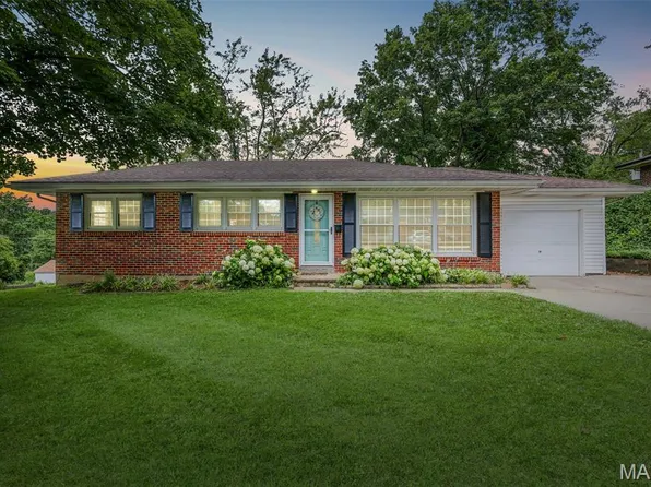 1001 Hillcrest Pl, Saint Charles, MO 63301