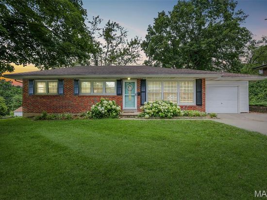 1001 Hillcrest Pl, Saint Charles, MO 63301