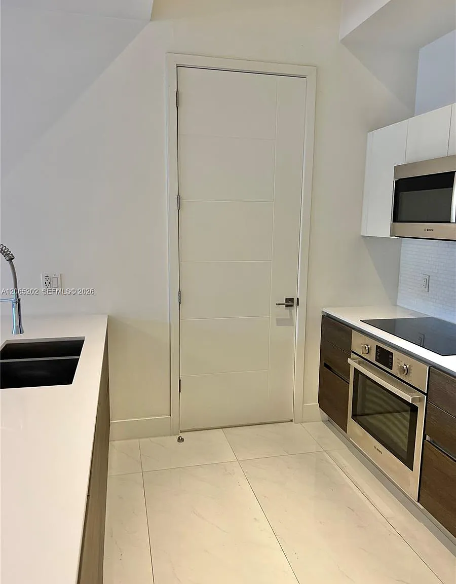 Merrick Manor Condo — Photo 2