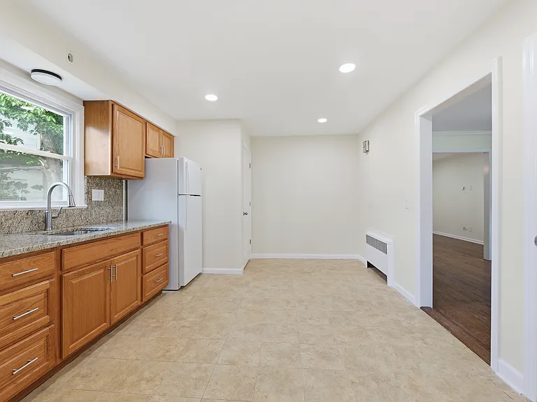 322 Broughton Ave #1 — Photo 9