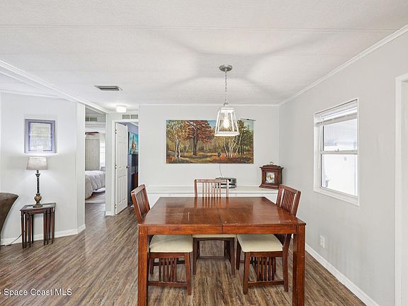 3rd image of 2539 Chatham Way NE