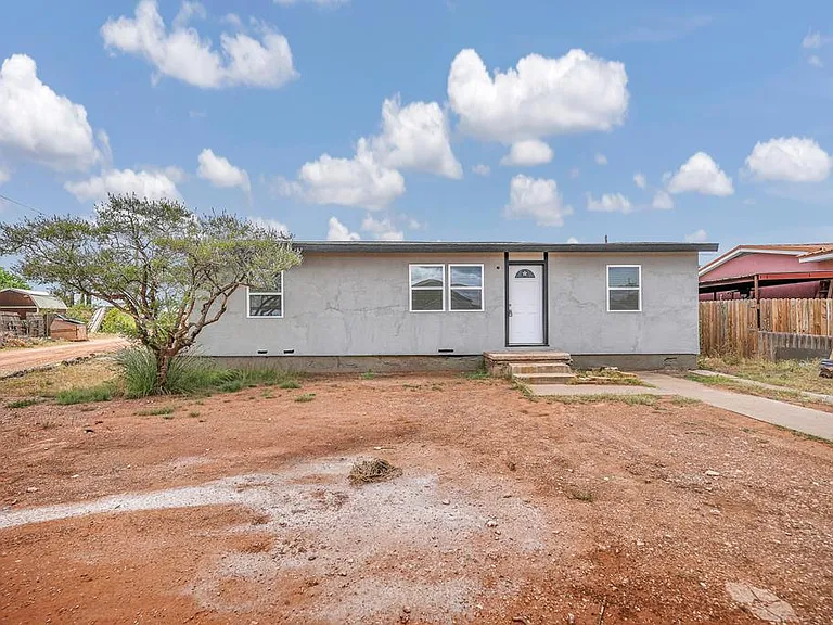 3712 Amelia Dr — Photo 1