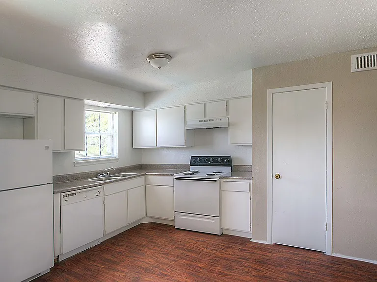 Oaks of Baytown Apartments — Photo 9