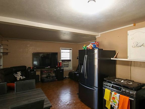 2nd image of 830 Sunglo Dr